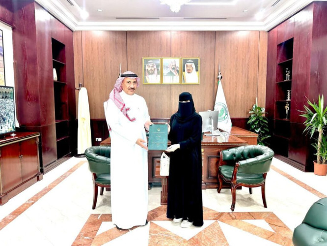 محافظ القريات يستقبل الإعلامية نوال المصلوخي ويطّلع على رسالتها العلمية