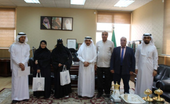 في موقف أسعد الجميع … أمٌّ تحتفي بابنتها الحاصلة على درجة الماجستير في مكتب عميد كلية الآداب