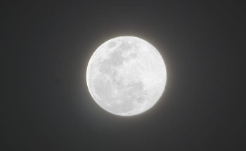 « القمر » يكتمل بدرا … الليله