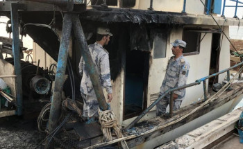 حرس الحدود بالخفجي ينقذ أربعة بحارة تعرض قاربهم لحريق بعرض البحر