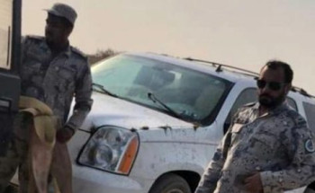 حرس الحدود ينقذ عائلة علقت مركبتهم بالرمال في الخفجي