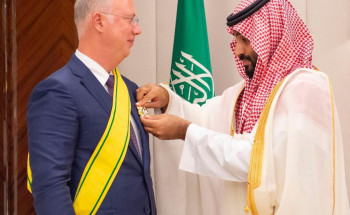 ولي العهد يقلد الرئيس التنفيذي لصندوق الاستثمار الروسي المباشر وشاح الملك عبدالعزيز من الطبقة الثانية