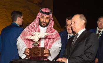 ولي العهد والرئيس الروسي يتجولان في حي الطريف التاريخي في الدرعية