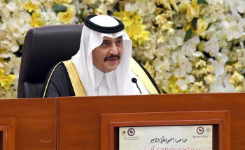 الأمير محمد بن فهد يطمئن على صحة الطالب الذي تعرض لعارض صحي اثناء القاءه كلمة الخريجين