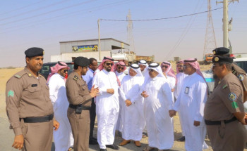 محافظ القنفذة يقف على طريق الدعاشيش بالقوز لتفادي الحوادث