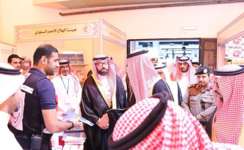 أمير الجوف يزور جناح هيئة الهلال الأحمر المشارك بمعرض الكتاب الخامس