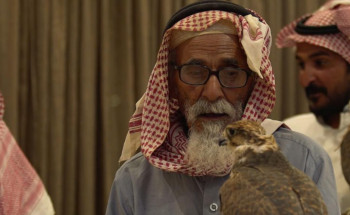 بعمر 97 عاماً.. أكبر صقار سعودي يشارك بمهرجان الملك عبدالعزيز