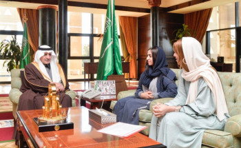 أمير منطقة تبوك يستقبل ثلاث شقيقات عملن في مهنتي البناء والتشييد بالمنطقة
