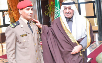 امير تبوك يقلد الرائد عمر العوفي قائد الامن والحراسات بالقصر الحكومي رتبته الجديدة