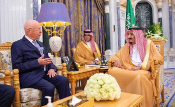 خادم الحرمين الشريفين يستقبل الرئيس التنفيذي ومؤسس المنتدى الاقتصادي العالمي