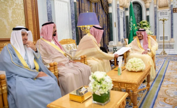 خادم الحرمين الشريفين يتسلم رسالة من أمير دولة الكويت