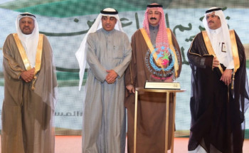 محافظ الأحساء يكرم الإعلامي زهير الغزال