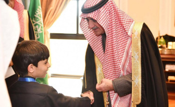 أمير تبوك يستقبل طلاب وطالبات مدارس الملك عبدالعزيز المتميزين
