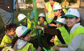 50 متطوعا يغرسون 300 شتلة بحديقة ابن خلدون ضمن مبادرة شرقية خضراء