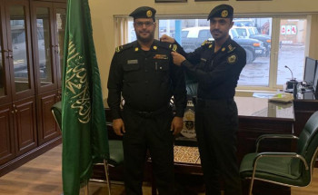 النقيب بوحسون يقلد الدوسري رتبته الجديده