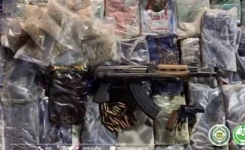 شاهد.. ضبط مواطنين بحوزتهما 85 جراماً من الحشيش و18 ألف قرص إمفيتامين وأسـلحة ومبالغ مالية