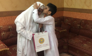 “عماد العمري” يقوده الوفاء لزيارة معلمه السابق بالمخواة