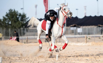 فرسان السعودية يتنافسون في بطولة “سفاري بقيق” لالتقاط الأوتاد 