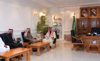 محافظ حفرالباطن يكرم تركي الحنيني ومريم الشمري 