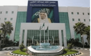 ثلاث فرق طبية بـ “مجمع الملك عبدالله” تساعد في إعادة ذراع أربعيني