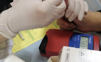 (32) موظفة من منسوبات تعليم الشرقية  يتبرعن بالدم في حملة «دمي فداء لوطني»