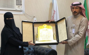 الهلال الأحمر بتبوك يكرم الدكتورة “اميرة البلوي” لإنقاذها طفل تعرض للدهس
