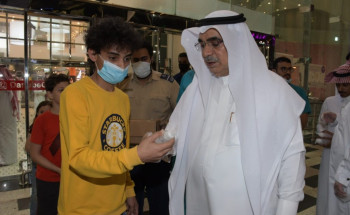أمين الشرقية يتفقد أحد مراكز التسوق بالخبر للاطلاع على مستوى التفاعل مع القرارات الاحترازية والوقائية