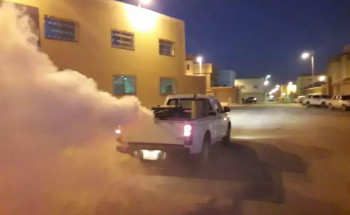 بالصور _ بلدية محافظة الخرج تكثف رش المبيدات الحشرية