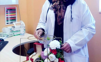 وفاءً بإنسانيتها…مواطنة تعود للمستشفى لتكريم طبيبة..