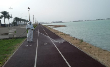 بلدية الخبر تواصل تعقيم الشوارع والمرافق العامة ضمن الإجراءات الاحترازية