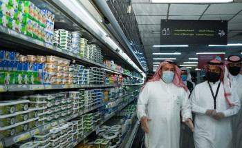 تجارة تبوك تقف على توفر المواد الغذائية بجميع أنواعها