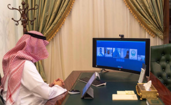 أمير منطقة الجوف يستعرض مع الجمعيات والفرق التطوعية مبادراتها المجتمعية.