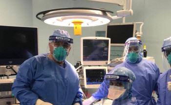 فريق طبي يجري عملية استئصال مراره لمريضة مصابه بفيروس