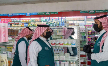 فرق وزارة التجارة الرقابية تواصل جولاتها الرقابية على الأسواق خلال أيام العيد
