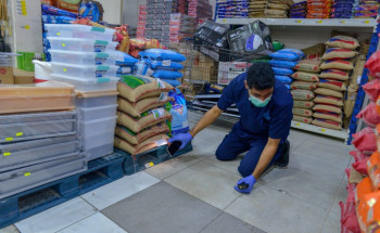 بلدية القطيف تغلق مركز تموين لوجود آثار قوارض فيما تواصل الجولات الرقابية الميدانية  ​