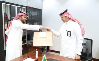 أمين منطقة الجوف يقدم التهنئة للعاملين بالميدان