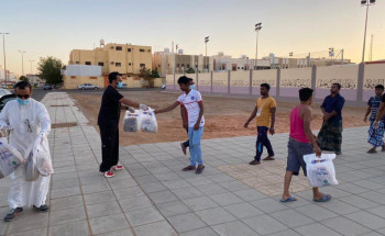 لجنة المسؤولية الاجتماعية بغرفة تبوك تواصل توزيع وجبات الإفطار