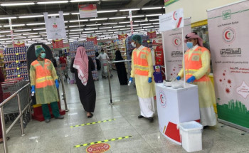 فريق الهلال الأحمر التطوعي بالقريات يقيم نقاط للفرز البصري بأحد الأسواق