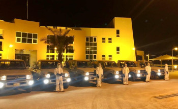 فرق من مركز النخيل والتمور بالأحساء تكافح الجراد