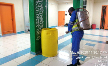 أمانة الجوف تواصل تطهير وتعقيم المجمعات التعليمية لسكن الوافدين