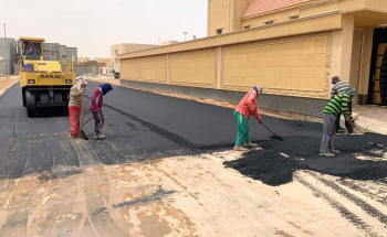 بلدية رفحاء تواصل تنفيذ أعمال السفلتة وصيانة الأرصفة والحدائق العامة والجزر الوسطية