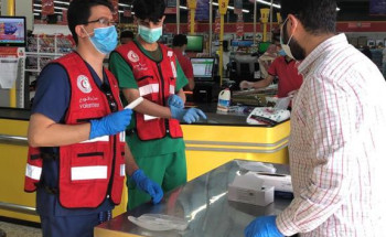 متطوعو الهلال الأحمر بمحافظة دومة الجندل يقيمون نقطة فرز بصري في الأسواق