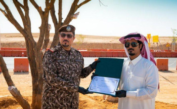 قائد القوات الخاصة للأمن البيئي يكرم الناشط “العوني”