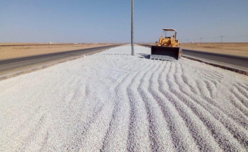 بلدية الشريم تنفذ أعمال سفلتة ومعالجة الجزر الوسطية للطريق الدولي