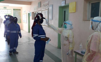 القطاع الصحي الخاص بالجوف يجري الفرز البصري لـ 450 وافدًا في مساكنهم