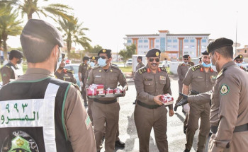 مدير شرطة منطقة حائل يتفقد رجال الأمن بالميدان ويهنئهم بعيد الفطر