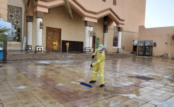 بلدية القريات تكثف أعمال تطهير وتعقيم ساحات المساجد والجوامع