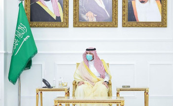 أمير الحدود الشمالية يستقبل الوكلاء ومديري الأقسام وموظفي الإمارة