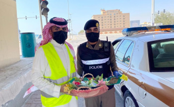 أمانة الشرقية تهنئ رجال الأمن وممرضي المحاجر بالورود وبطاقات التهنئة   