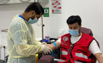 منسوبو ومتطوعو الهلال الأحمر بالجوف يتبرعون بالدم في مستشفيات المنطقة